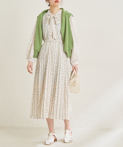 natural couture(ナチュラルクチュール)の「【WEB限定カラー有り】コレ1枚でコーデが決まるお上品ボータイプリーツワンピース(ワンピース・レディース・ネイビー/イエロー/オレンジ/その他1/その他2/その他3/その他4/ライトベージュ・FREE)」の17枚目の写真