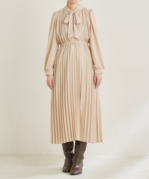 natural couture(ナチュラルクチュール)の「【WEB限定カラー有り】コレ1枚でコーデが決まるお上品ボータイプリーツワンピース(ワンピース・レディース・ネイビー/イエロー/オレンジ/その他1/その他2/その他3/その他4/ライトベージュ・FREE)」の13枚目の写真