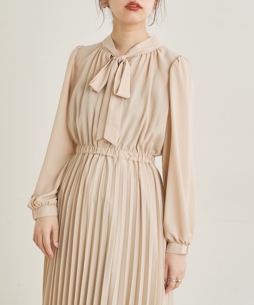 natural couture(ナチュラルクチュール)の「【WEB限定カラー有り】コレ1枚でコーデが決まるお上品ボータイプリーツワンピース(ワンピース・レディース・ネイビー/イエロー/オレンジ/その他1/その他2/その他3/その他4/ライトベージュ・FREE)」の21枚目の写真