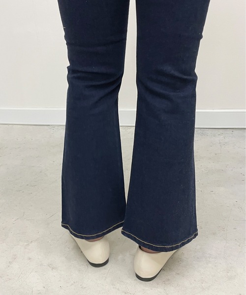 StyleSea(スタイルシー)の「フレアデニムパンツ(デニムパンツ・レディース・インディゴブルー・24inch/25inch/26inch/27inch/23inch)」の8枚目の写真