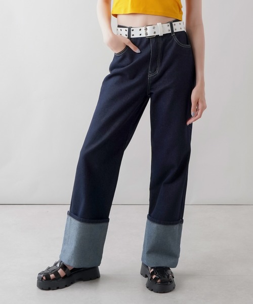 SPINNS(スピンズ)の「ロールアップ デニムストレートパンツ(デニムパンツ・レディース・インディゴブルー/ブルー・ONESIZE)」の2枚目の写真