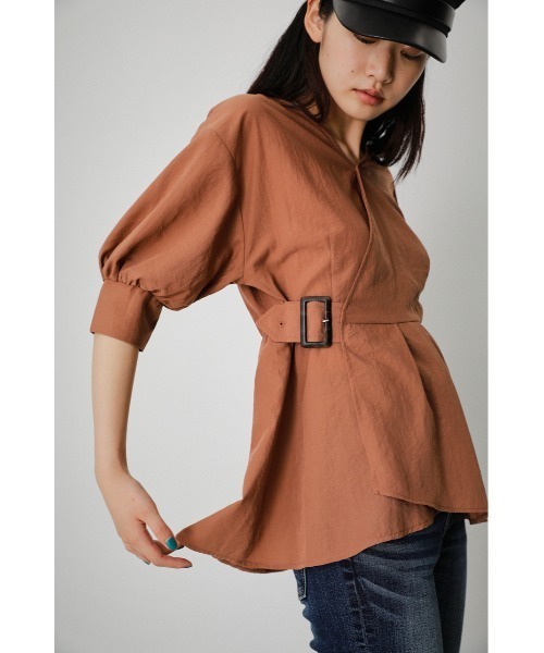 AZUL by moussy（アズールバイマウジー）の「SIDE BELT CACHE-COEUR BLOUSE/サイドベルトカシュクールブラウス（シャツ/ブラウス・レディース・ブラック/オフホワイト/ライトブラウン/ライトカーキ・SMALL/MEDIUM）」の4枚目の写真