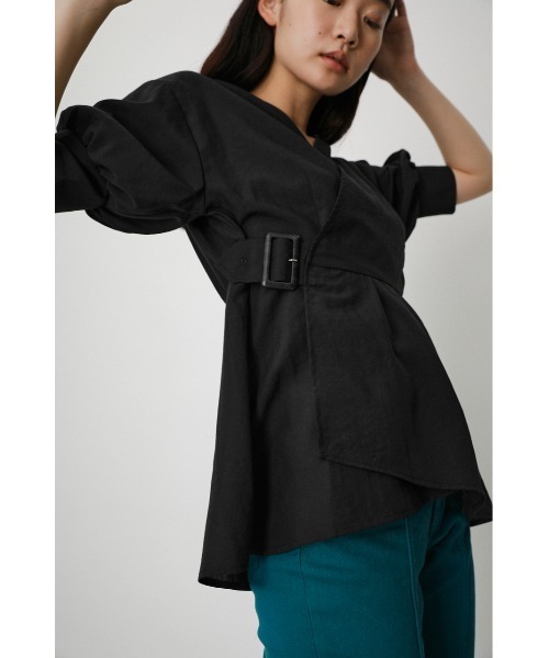 AZUL by moussy（アズールバイマウジー）の「SIDE BELT CACHE-COEUR BLOUSE/サイドベルトカシュクールブラウス（シャツ/ブラウス・レディース・ブラック/オフホワイト/ライトブラウン/ライトカーキ・SMALL/MEDIUM）」の3枚目の写真