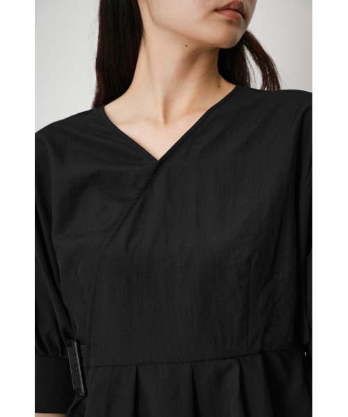 AZUL by moussy（アズールバイマウジー）の「SIDE BELT CACHE-COEUR BLOUSE/サイドベルトカシュクールブラウス（シャツ/ブラウス・レディース・ブラック/オフホワイト/ライトブラウン/ライトカーキ・SMALL/MEDIUM）」の6枚目の写真