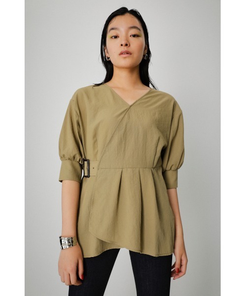 AZUL by moussy（アズールバイマウジー）の「SIDE BELT CACHE-COEUR BLOUSE/サイドベルトカシュクールブラウス（シャツ/ブラウス・レディース・ブラック/オフホワイト/ライトブラウン/ライトカーキ・SMALL/MEDIUM）」の18枚目の写真