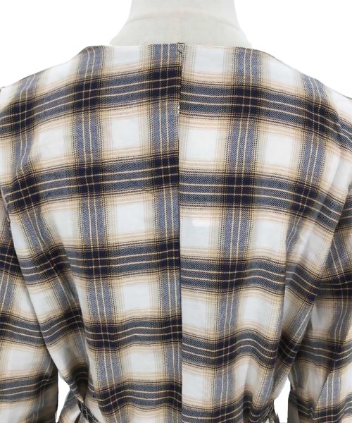 Amulet(アミュレット)の「チェック柄シャツワンピース(ワンピース・レディース・ベージュ/ネイビー・M/L/XL)」の5枚目の写真