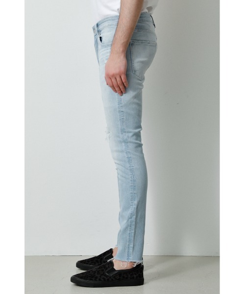 AZUL by moussy（アズールバイマウジー）の「CUT OFF CRASH SKINNY/カットオフクラッシュスキニー（デニムパンツ・メンズ・ライトブルー/ブラック/ブルー・MEDIUM/X-LARGE/SMALL/X-SMALL/LARGE）」の16枚目の写真