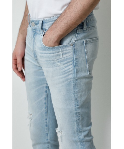 AZUL by moussy（アズールバイマウジー）の「CUT OFF CRASH SKINNY/カットオフクラッシュスキニー（デニムパンツ・メンズ・ライトブルー/ブラック/ブルー・MEDIUM/X-LARGE/SMALL/X-SMALL/LARGE）」の20枚目の写真