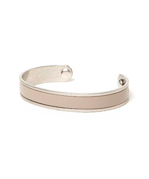 hobo（ホーボー）の「【hobo/ホーボー】 BRASS BRACELET SHRINK LEATHER S（ブレスレット・メンズ・ブラック/グレイッシュベージュ・FREE）」の2枚目の写真