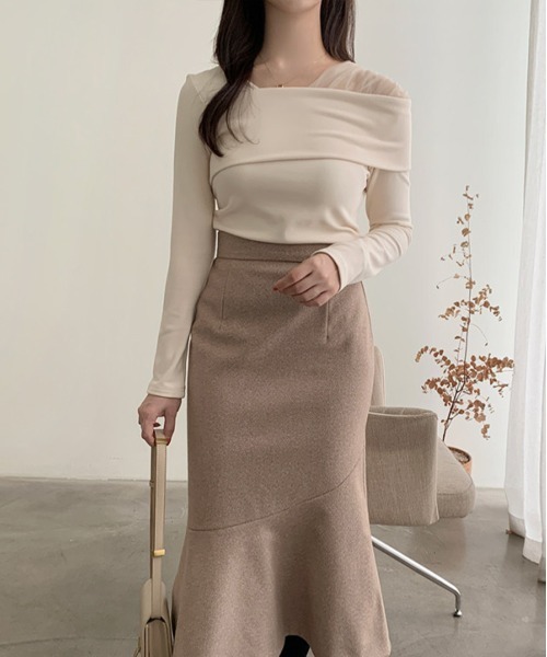 by muni:r（バイ ムニール）の「フェミニンシルエットオフショルダーニット（Tシャツ/カットソー・レディース・ブラック/アイボリー・FREE）」の11枚目の写真