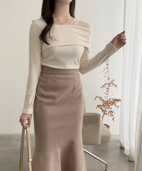 by muni:r（バイ ムニール）の「フェミニンシルエットオフショルダーニット（Tシャツ/カットソー・レディース・ブラック/アイボリー・FREE）」の15枚目の写真