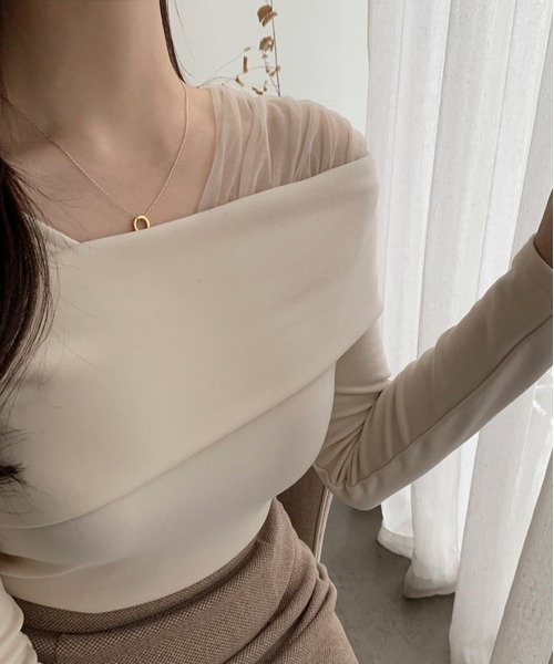 by muni:r（バイ ムニール）の「フェミニンシルエットオフショルダーニット（Tシャツ/カットソー・レディース・ブラック/アイボリー・FREE）」の3枚目の写真