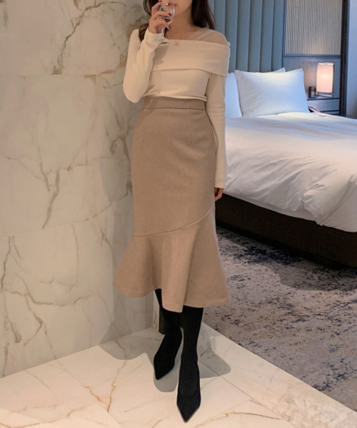 by muni:r（バイ ムニール）の「フェミニンシルエットオフショルダーニット（Tシャツ/カットソー・レディース・ブラック/アイボリー・FREE）」の12枚目の写真