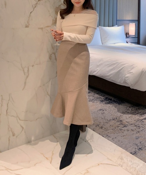 by muni:r（バイ ムニール）の「フェミニンシルエットオフショルダーニット（Tシャツ/カットソー・レディース・ブラック/アイボリー・FREE）」の8枚目の写真