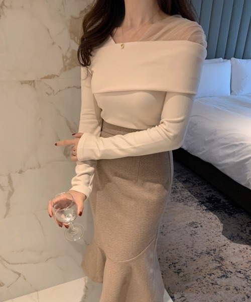 by muni:r（バイ ムニール）の「フェミニンシルエットオフショルダーニット（Tシャツ/カットソー・レディース・ブラック/アイボリー・FREE）」の4枚目の写真