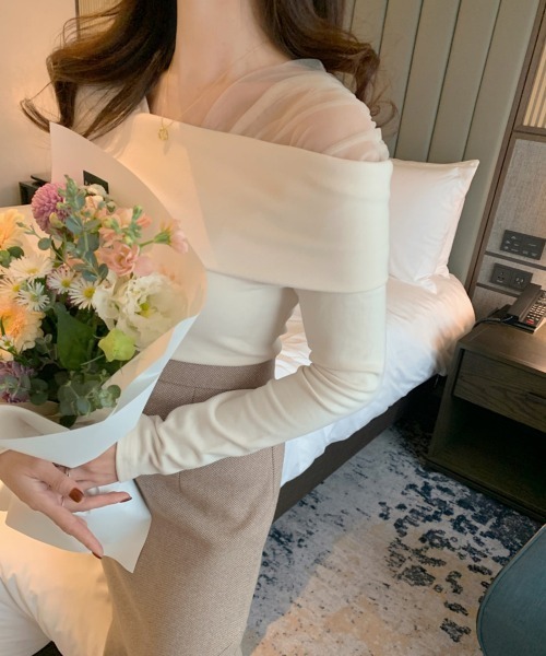 by muni:r（バイ ムニール）の「フェミニンシルエットオフショルダーニット（Tシャツ/カットソー・レディース・ブラック/アイボリー・FREE）」の20枚目の写真