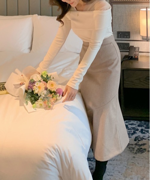 by muni:r（バイ ムニール）の「フェミニンシルエットオフショルダーニット（Tシャツ/カットソー・レディース・ブラック/アイボリー・FREE）」の13枚目の写真