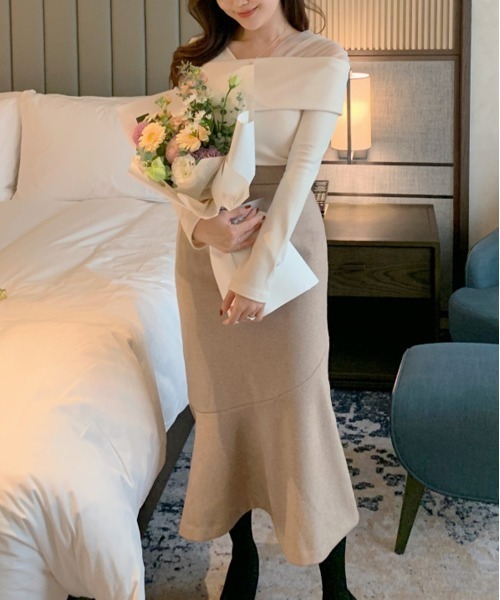 by muni:r（バイ ムニール）の「フェミニンシルエットオフショルダーニット（Tシャツ/カットソー・レディース・ブラック/アイボリー・FREE）」の9枚目の写真