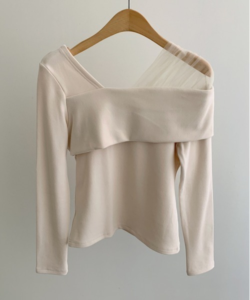 by muni:r（バイ ムニール）の「フェミニンシルエットオフショルダーニット（Tシャツ/カットソー・レディース・ブラック/アイボリー・FREE）」の5枚目の写真