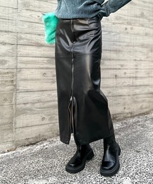 フェイクレザーフロントZIPスカート