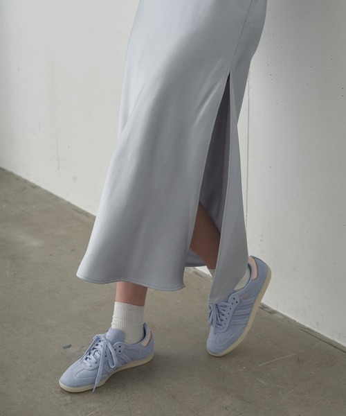 FEKETE（フェケテ）の「SATIN LONG CAMISOLE DRESS / サテンロングキャミワンピース（ワンピース・レディース・ブルーグレー/ブラック・FREE）」の13枚目の写真