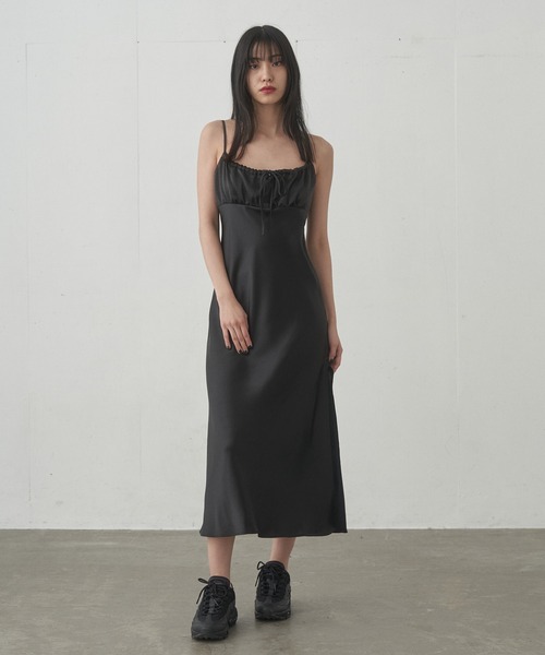 FEKETE（フェケテ）の「SATIN LONG CAMISOLE DRESS / サテンロングキャミワンピース（ワンピース・レディース・ブルーグレー/ブラック・FREE）」の14枚目の写真