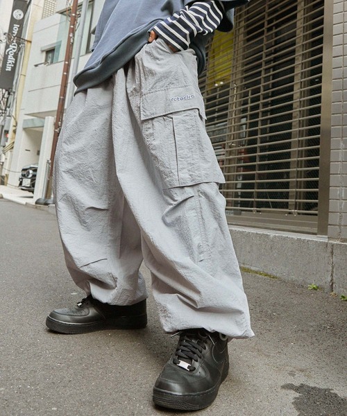 MONO-MART(モノマート)の「【retock's】ロゴ刺繍 ナイロン タックワイドバルーン ミリタリースノーカーゴパンツ(カーゴパンツ・メンズ・オリーブ/グレー/グレイッシュベージュ/ネイビー/ブラック・M/L)」の14枚目の写真