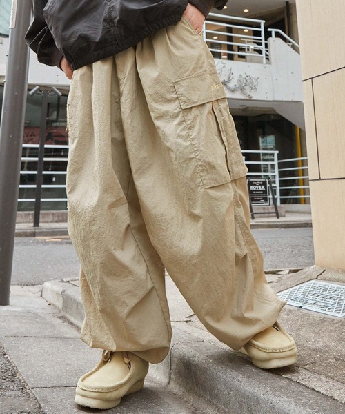 MONO-MART(モノマート)の「【retock's】ロゴ刺繍 ナイロン タックワイドバルーン ミリタリースノーカーゴパンツ(カーゴパンツ・メンズ・オリーブ/グレー/グレイッシュベージュ/ネイビー/ブラック・M/L)」の21枚目の写真