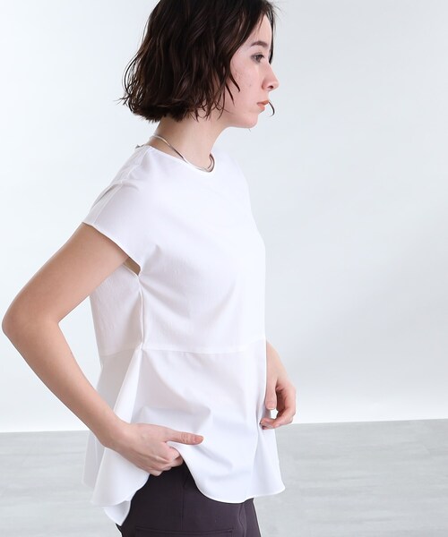 INDIVI（インディヴィ）の「◆【洗える！/SETUP可能/UVケア】麻混ドッキングぺプラムブラウス（シャツ/ブラウス・レディース・ライトグレー系3/ブラック/ホワイト/ブルー系8・13/34/05/15 /38/19）」の17枚目の写真