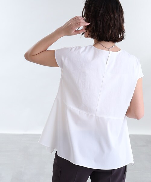 INDIVI（インディヴィ）の「◆【洗える！/SETUP可能/UVケア】麻混ドッキングぺプラムブラウス（シャツ/ブラウス・レディース・ライトグレー系3/ブラック/ホワイト/ブルー系8・13/34/05/15 /38/19）」の18枚目の写真