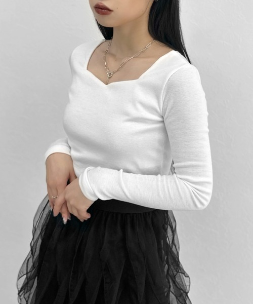LVEU.(ラブユ.)の「【LVEU.】ハートネックカットソートップス / トップス カットソー ロンT ハートネック クロップド ショート ホワイト ブラック ZOZOTOWN限定(Tシャツ/カットソー・レディース・ホワイト/ブラック・FREE)」の2枚目の写真