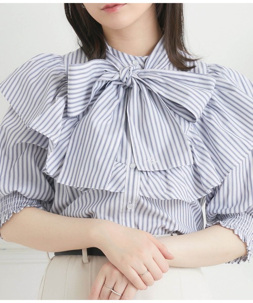 ems excite(エムズエキサイト)の「VフリルボウタイBL(シャツ/ブラウス・レディース・ホワイト/ブルー系その他/ピンク・FREE)」の2枚目の写真