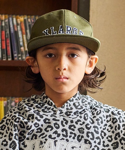 XLARGE KIDS(エクストララージキッズ)の「カレッジロゴキャップ(キャップ・キッズ・ブラック/カーキ/ネイビー・S(48-52cm)/M(52-56cm))」の2枚目の写真
