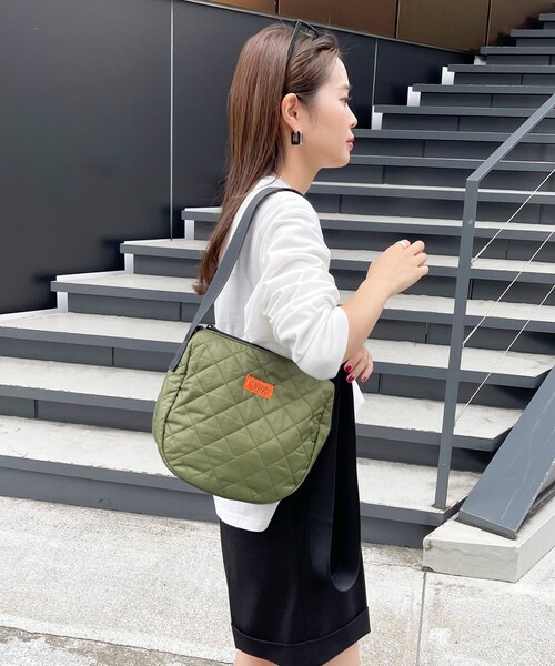 UNIVERSAL OVERALL（ユニバーサルオーバーオール）の「【UNIVERSAL OVERALL/ユニバーサルオーバーオール】DIAMOND QUILT HOBO SHOULDER（ショルダーバッグ・レディース・アイボリー/オリーブ/ブラック・FREE）」の3枚目の写真