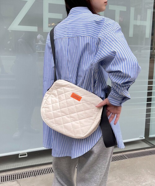 UNIVERSAL OVERALL（ユニバーサルオーバーオール）の「【UNIVERSAL OVERALL/ユニバーサルオーバーオール】DIAMOND QUILT HOBO SHOULDER（ショルダーバッグ・レディース・アイボリー/オリーブ/ブラック・FREE）」の4枚目の写真