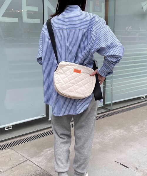 UNIVERSAL OVERALL（ユニバーサルオーバーオール）の「【UNIVERSAL OVERALL/ユニバーサルオーバーオール】DIAMOND QUILT HOBO SHOULDER（ショルダーバッグ・レディース・アイボリー/オリーブ/ブラック・FREE）」の5枚目の写真