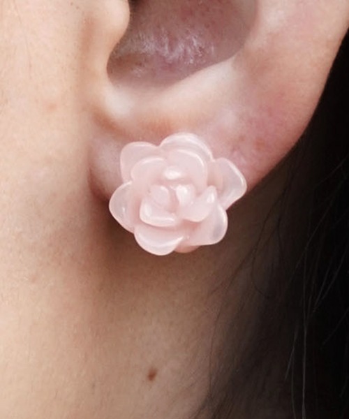 misto accessories（ミストアクセサリーズ）の「ROSE&GRAIN pierces　ローズピアス・一粒ピアス 2ピースセット（ピアス（両耳用）・レディース・ホワイト/レッド/ピンク・FREE）」の2枚目の写真