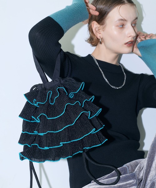 ELLEgirl（エルガール）の「《新色・再入荷》ラメプリーツフリル巾着バッグ【ELLEgirl/エル ガール】（ハンドバッグ・レディース・グリーン/ブルー/アンティークゴールド/レッド/ライム/ダークブルー/ブラック・FREE）」の2枚目の写真