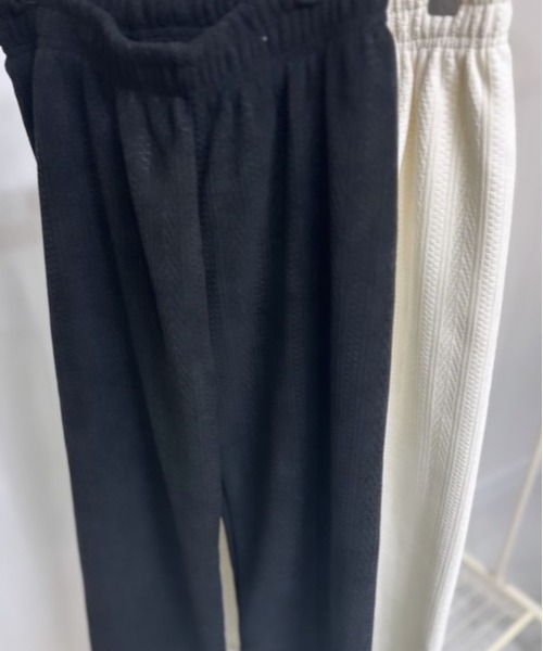 ipugo(イプゴ)の「ipugo/イプゴ ケーブル柄裏起毛ワイルドパンツ(スウェットパンツ・レディース・ブラック/アイボリー・FREE)」の4枚目の写真