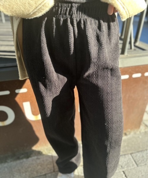 ipugo(イプゴ)の「ipugo/イプゴ ケーブル柄裏起毛ワイルドパンツ(スウェットパンツ・レディース・ブラック/アイボリー・FREE)」の9枚目の写真