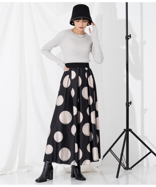 Settimissimo（セッティミッシモ）の「ITALYドットプリント サテン フレアロングスカート（スカート・レディース・ブラック・FREE）」の5枚目の写真