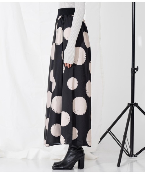Settimissimo（セッティミッシモ）の「ITALYドットプリント サテン フレアロングスカート（スカート・レディース・ブラック・FREE）」の11枚目の写真