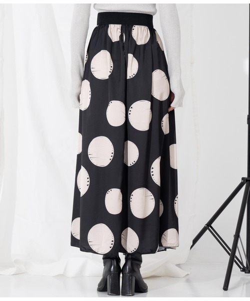 Settimissimo（セッティミッシモ）の「ITALYドットプリント サテン フレアロングスカート（スカート・レディース・ブラック・FREE）」の12枚目の写真