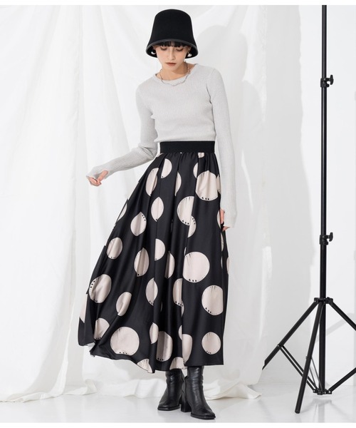 Settimissimo（セッティミッシモ）の「ITALYドットプリント サテン フレアロングスカート（スカート・レディース・ブラック・FREE）」の9枚目の写真