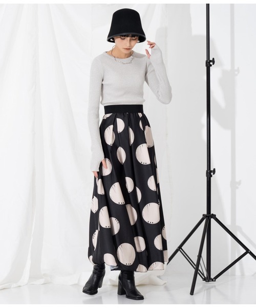 Settimissimo（セッティミッシモ）の「ITALYドットプリント サテン フレアロングスカート（スカート・レディース・ブラック・FREE）」の7枚目の写真