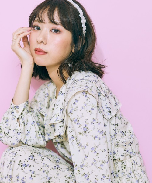 marun(マルン)の「<大きいサイズ> フラワープリントビッグカラーワンピース marun(ワンピース・レディース・アイボリー/ネイビー・L/LL/3L/4L/5L)」の6枚目の写真