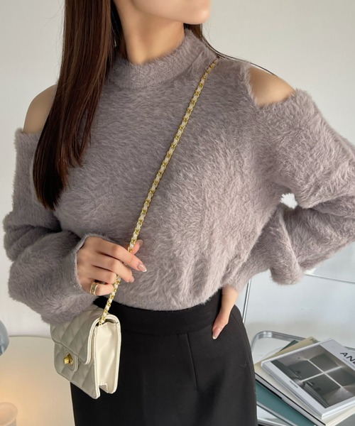 Ada.(エイダ)の「オープン ショルダー フェザー ニット(ニット/セーター・レディース・ブラック/アイボリー/ピンク/ダークブルー/グレイッシュベージュ・FREE)」の1枚目の写真