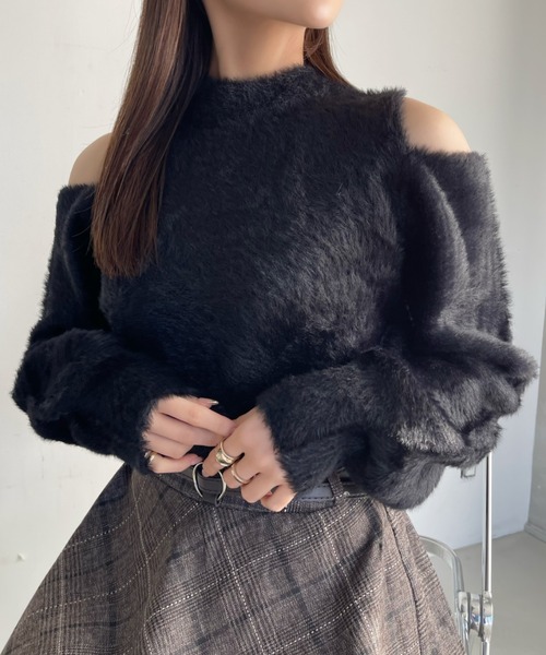 Ada.(エイダ)の「オープン ショルダー フェザー ニット(ニット/セーター・レディース・ブラック/アイボリー/ピンク/ダークブルー/グレイッシュベージュ・FREE)」の3枚目の写真