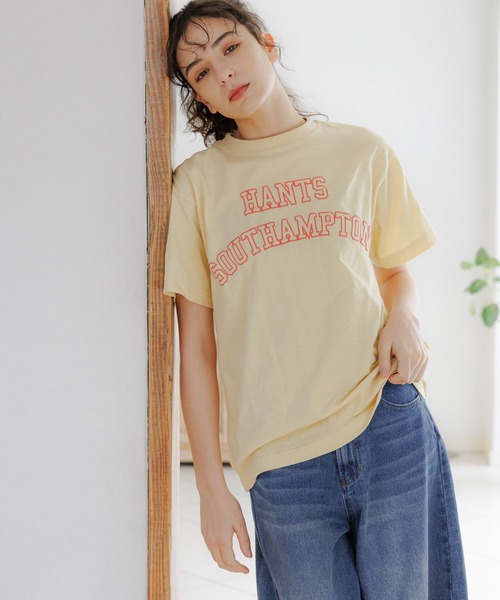 LAKOLE(ラコレ)の「グラフィックアーチロゴT / 116591(Tシャツ/カットソー・レディース・オフホワイト/チャコールグレー/イエロー系その他・SMALL/MEDIUM)」の1枚目の写真