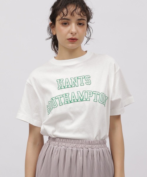 LAKOLE(ラコレ)の「グラフィックアーチロゴT / 116591(Tシャツ/カットソー・レディース・オフホワイト/チャコールグレー/イエロー系その他・SMALL/MEDIUM)」の2枚目の写真